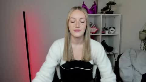 evelynblond online show from March 12, 1:50 pm