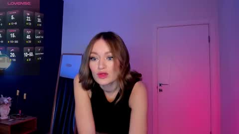 Snapshot of evelynpoole chatting on October 14, 1:28 am Evelyn online show from October 14, 1:28 am