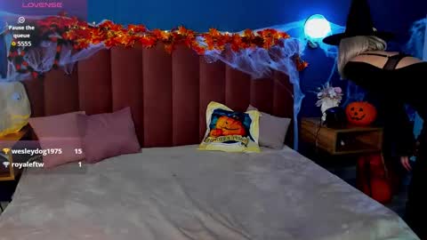 Snapshot of evelynpoole chatting on October 23, 1:49 am Evelyn online show from October 23, 1:49 am