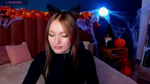 Snapshot of evelynpoole chatting on October 24, 1:35 am Evelyn online show from October 24, 1:35 am