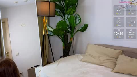 Snapshot of evelynwilmor chatting on April 1, 2:47 pm Aurora online show from April 1, 2:47 pm