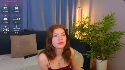 Snapshot of evelynwilmor chatting on April 6, 4:46 am Aurora online show from April 6, 4:46 am