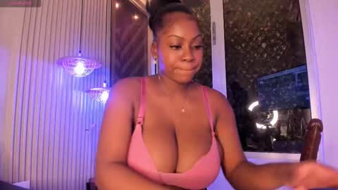 Snapshot of evelynzoe chatting on October 8, 4:21 am EvelynZoee online show from October 8, 4:21 am