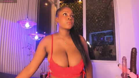 Snapshot of evelynzoe chatting on October 10, 3:27 am EvelynZoee online show from October 10, 3:27 am