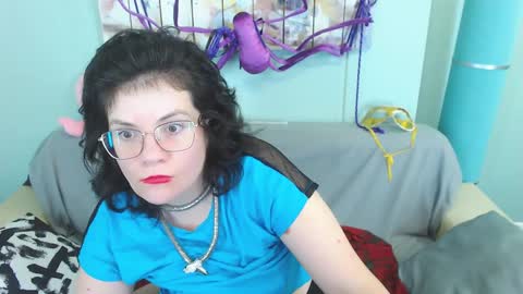 Snapshot of everly_rays chatting on December 5, 7:38 am Everly online show from December 5, 7:38 am