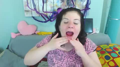 Snapshot of everly_rays chatting on December 20, 5:08 pm Everly online show from December 20, 5:08 pm