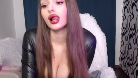 Snapshot of evianwayne chatting on March 11, 4:29 pm Vanessa Evian online show from March 11, 4:29 pm