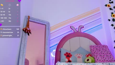 Snapshot of evie_clark_ chatting on December 28, 8:04 pm My name is Evie nice to meet you really get to know me better private is open online show from December 28, 8:04 pm