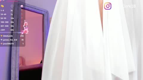 Snapshot of evie_clark_ chatting on January 15, 11:08 pm My name is Evie nice to meet you really get to know me better private is open online show from January 15, 11:08 pm