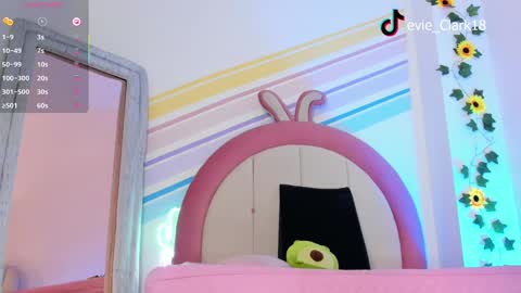 Snapshot of evie_clark_ chatting on February 24, 3:20 pm My name is Evie nice to meet you really get to know me better private is open online show from February 24, 3:20 pm