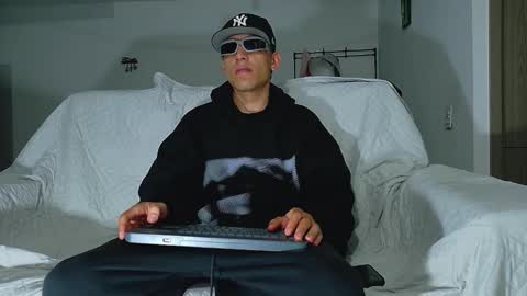 evil_boss1 online show from April 25, 6:16 am