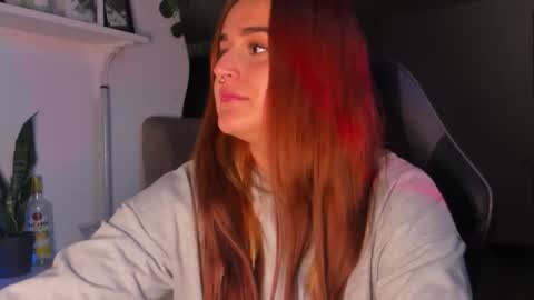 Snapshot of evy_orange1 chatting on February 12, 11:33 pm EVY online show from February 12, 11:33 pm