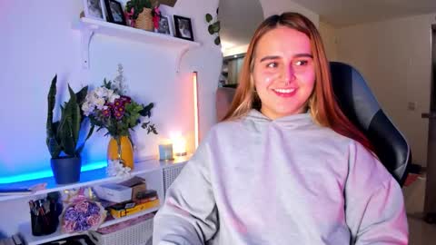 Snapshot of evy_orange1 chatting on March 5, 12:39 am EVY online show from March 5, 12:39 am