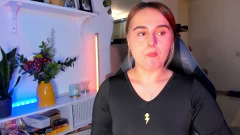 Snapshot of evy_orange1 chatting on March 7, 1:13 am EVY online show from March 7, 1:13 am