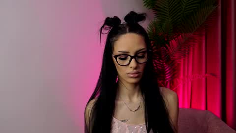 evyymoon online show from February 5, 7:46 am