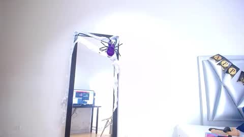 Snapshot of exotic_karmella chatting on October 27, 9:19 pm exotic_karmella online show from October 27, 9:19 pm