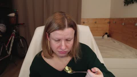 Snapshot of exponentex5 chatting on December 6, 9:13 pm Crystal online show from December 6, 9:13 pm