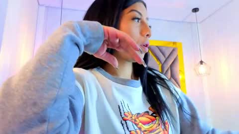 Snapshot of ey_im_simone_ chatting on May 25, 12:11 pm online show from May 25, 12:11 pm