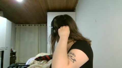 Snapshot of ezlngirl chatting on December 6, 3:08 am Aimee online show from December 6, 3:08 am