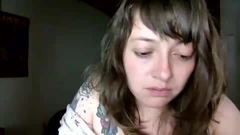 Snapshot of ezlngirl chatting on February 19, 2:44 am Aimee online show from February 19, 2:44 am