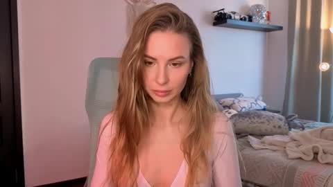 Snapshot of f1oraa chatting on February 18, 9:05 am if you dont have fansly account yet use this link to registration online show from February 18, 9:05 am