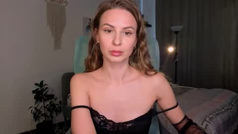 Snapshot of f1oraa chatting on February 21, 11:55 am if you dont have fansly account yet use this link to registration online show from February 21, 11:55 am