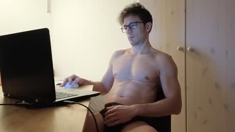 Snapshot of f24570a chatting on December 2, 3:25 pm Mick online show from December 2, 3:25 pm
