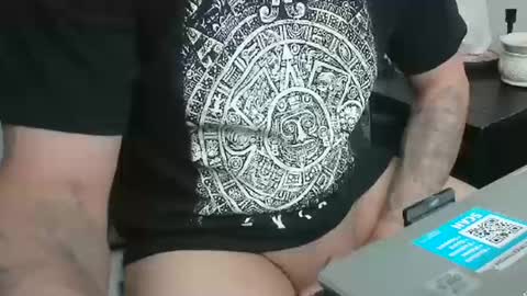 Snapshot of faded805 chatting on December 12, 10:24 am Mark online show from December 12, 10:24 am