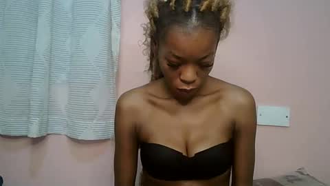 faizah_ online show from May 17, 11:39 am