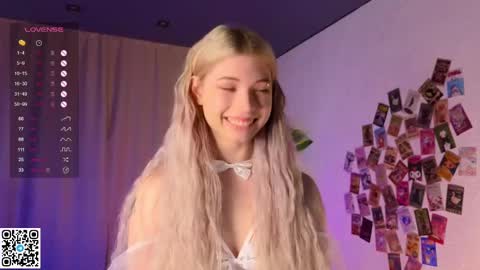 Snapshot of falinegelling chatting on February 21, 4:18 am Emilia online show from February 21, 4:18 am