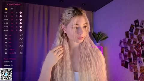 Snapshot of falinegelling chatting on February 23, 4:17 am Emilia online show from February 23, 4:17 am