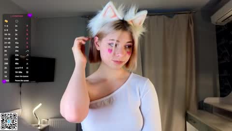 Snapshot of falinegelling chatting on March 5, 10:22 am Emilia online show from March 5, 10:22 am