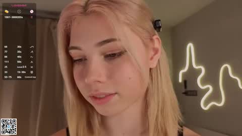 Snapshot of falinegelling chatting on October 25, 4:20 am Emilia online show from October 25, 4:20 am