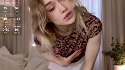 fancyamelia online show from April 25, 6:49 am