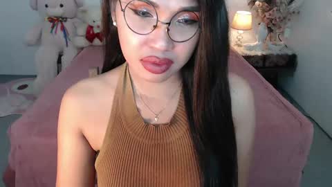 Layla online show from December 8, 1:25 pm