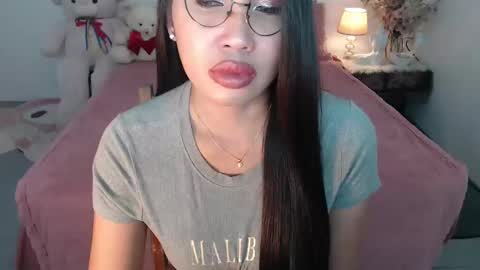 Layla online show from December 27, 2:22 pm
