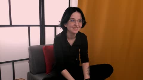 Mia online show from December 3, 10:28 am
