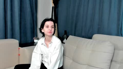 Mia online show from December 5, 8:11 am