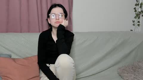 Mia online show from December 6, 11:00 am