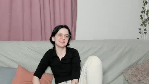 Mia online show from December 6, 2:06 pm