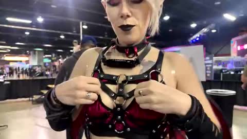 Snapshot of fatalgoth chatting on April 10, 10:58 pm Lily Waifu online show from April 10, 10:58 pm