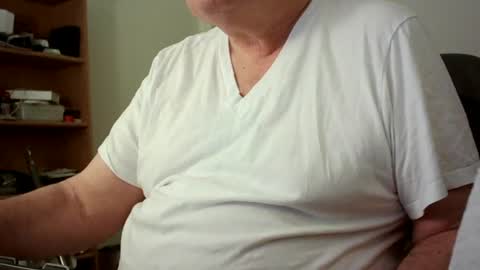 Snapshot of fatbellyitalian chatting on October 17, 12:41 pm fatbellyitalian online show from October 17, 12:41 pm