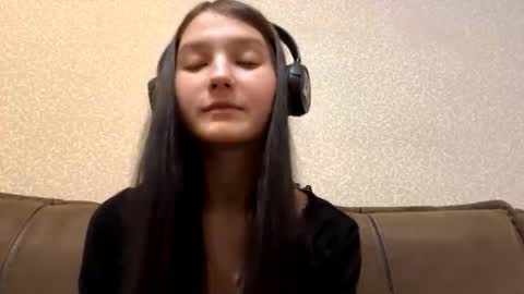 Aurora 18yo online show from November 18, 9:25 am