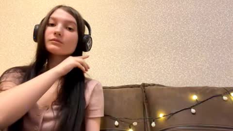 Aurora 18yo online show from December 17, 9:15 am