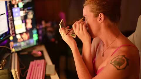 Snapshot of fayeholloway chatting on September 21, 2:46 am Faye Holloway online show from September 21, 2:46 am