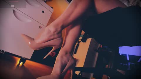 Snapshot of feetfundoll chatting on February 14, 1:02 am Lisa Dove aka FeetFunDoll online show from February 14, 1:02 am