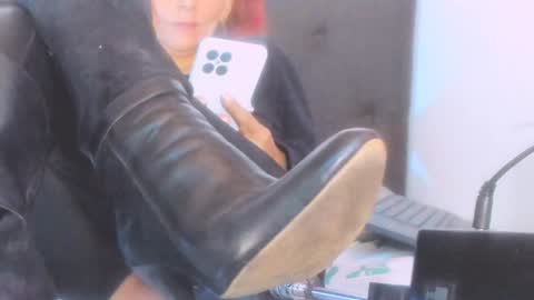 stefannia online show from December 6, 5:42 am