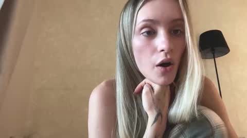 Snapshot of fflloowweerr chatting on September 19, 9:32 am Lisa online show from September 19, 9:32 am