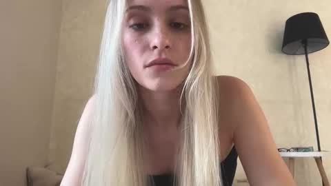 Snapshot of fflloowweerr chatting on September 24, 8:28 am Lisa online show from September 24, 8:28 am