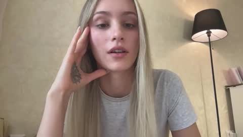 Snapshot of fflloowweerr chatting on October 4, 8:23 am Lisa online show from October 4, 8:23 am